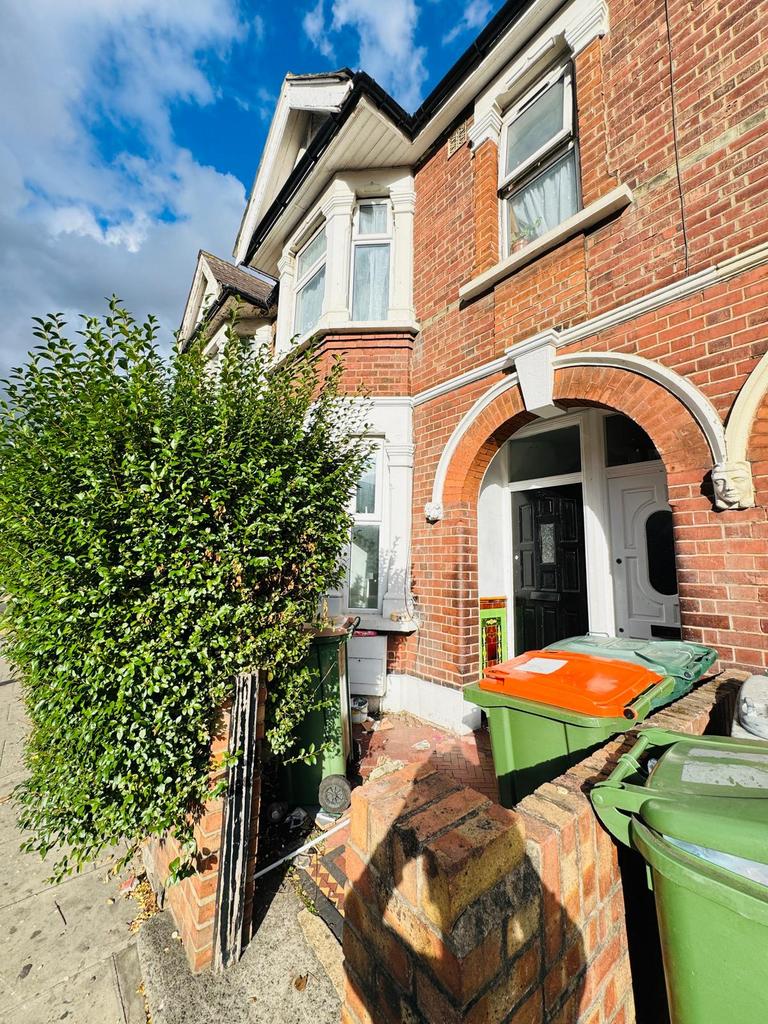 Modern &amp; Spacious 2‑Bedroom Flat in East Ham (E