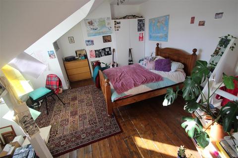 3 bedroom terraced house to rent, Stanmore View, Burley, Leeds, LS4 2RW