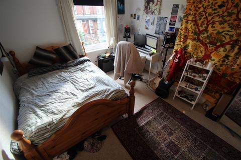 3 bedroom terraced house to rent, Stanmore View, Burley, Leeds, LS4 2RW