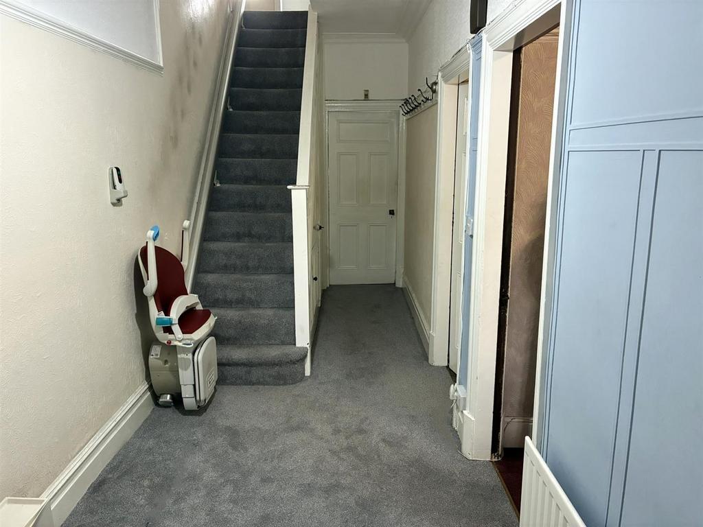 Entrance hall/stairs