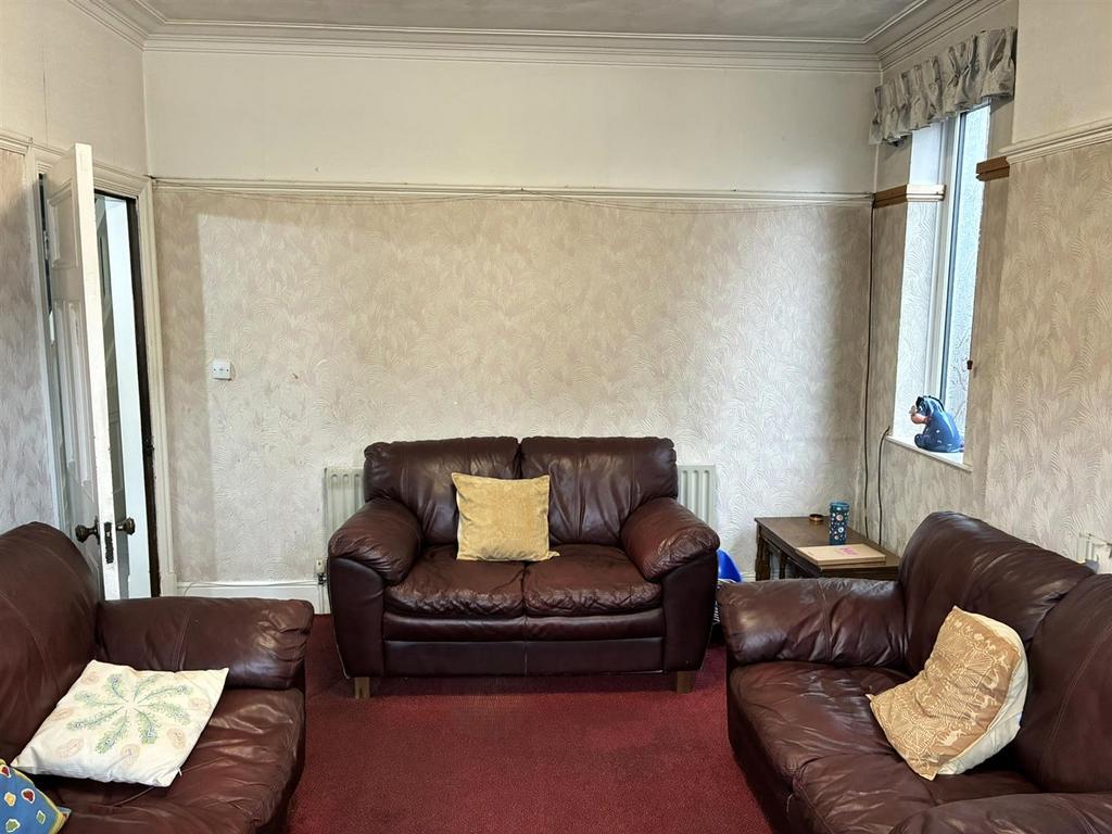 F RONT SITTING ROOM