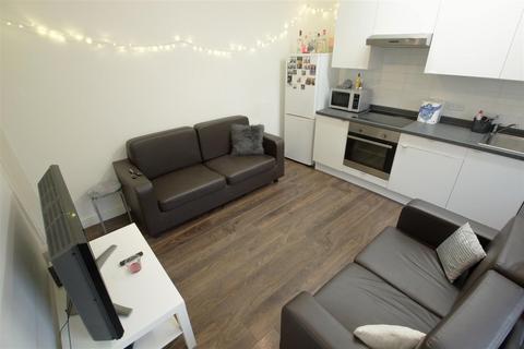 3 bedroom terraced house to rent, Thornville Grove, Hyde Park, Leeds, LS6 1JU