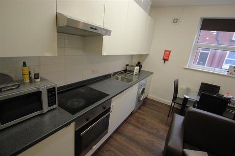 3 bedroom terraced house to rent, Thornville Grove, Hyde Park, Leeds, LS6 1JU