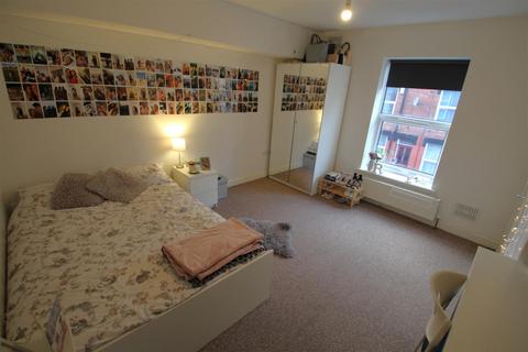3 bedroom terraced house to rent, Thornville Grove, Hyde Park, Leeds, LS6 1JU