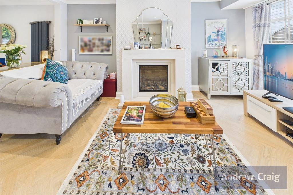 Lounge/Dining Area