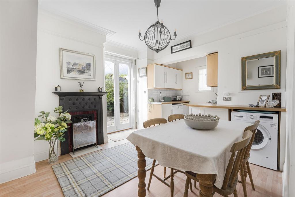 Kitchen & Dining
