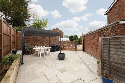 2 bedroom maisonette for sale, Grosvenor Court, London N14