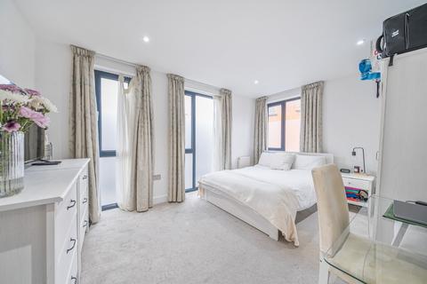 3 bedroom flat for sale, Lillie Road, London, SW6