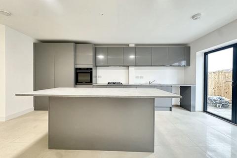 5 bedroom semi-detached house to rent, Denecroft Crescent, Uxbridge, UB10