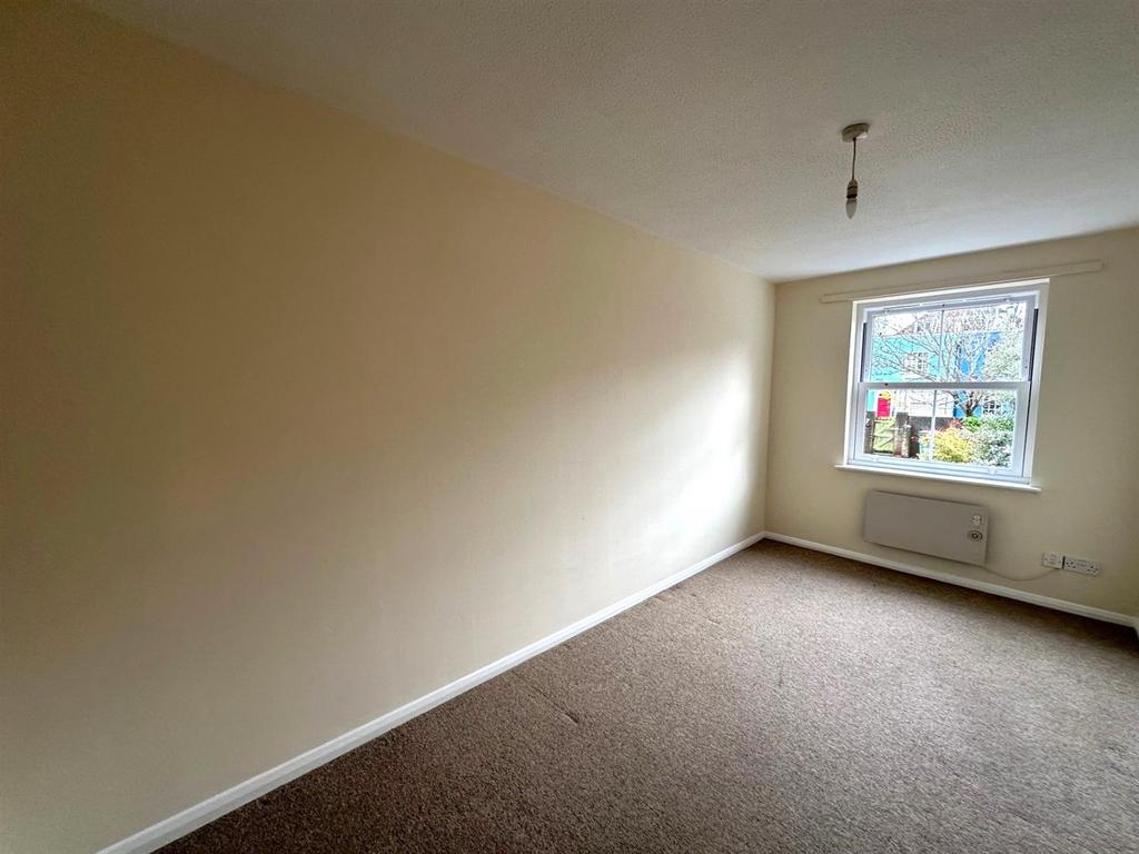 Bedroom 1.jpg