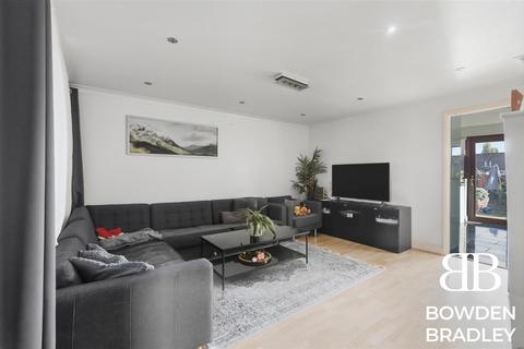 3 bedroom terraced house for sale, North Dene, Chigwell