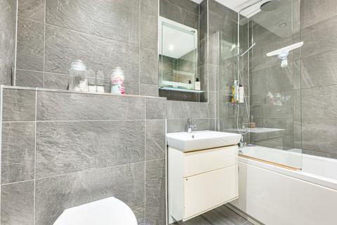 2 bedroom flat for sale, London Road, Leigh-on-sea, SS9