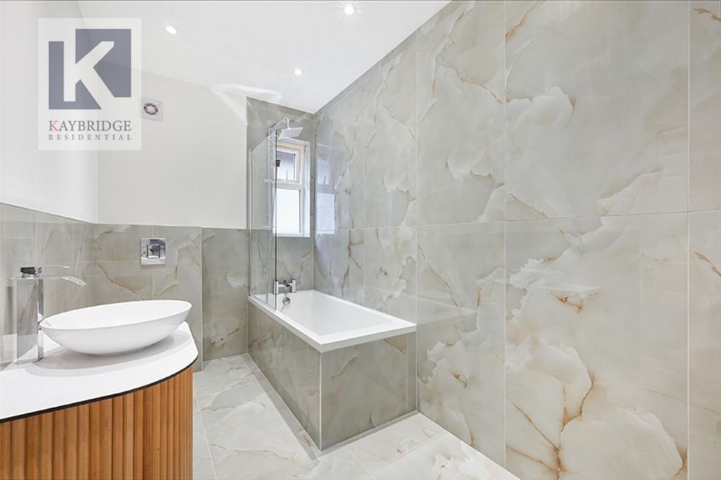 Donnington Road, Worcester Park - KT4 8 EN