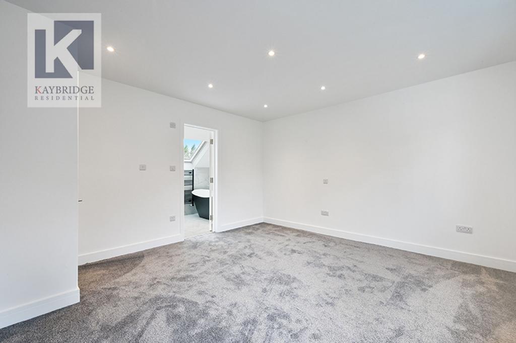 Donnington Road, Worcester Park - KT4 8 EN