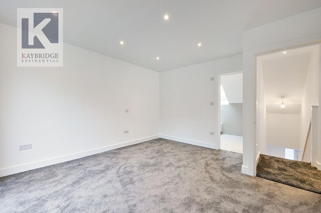 Donnington Road, Worcester Park - KT4 8 EN