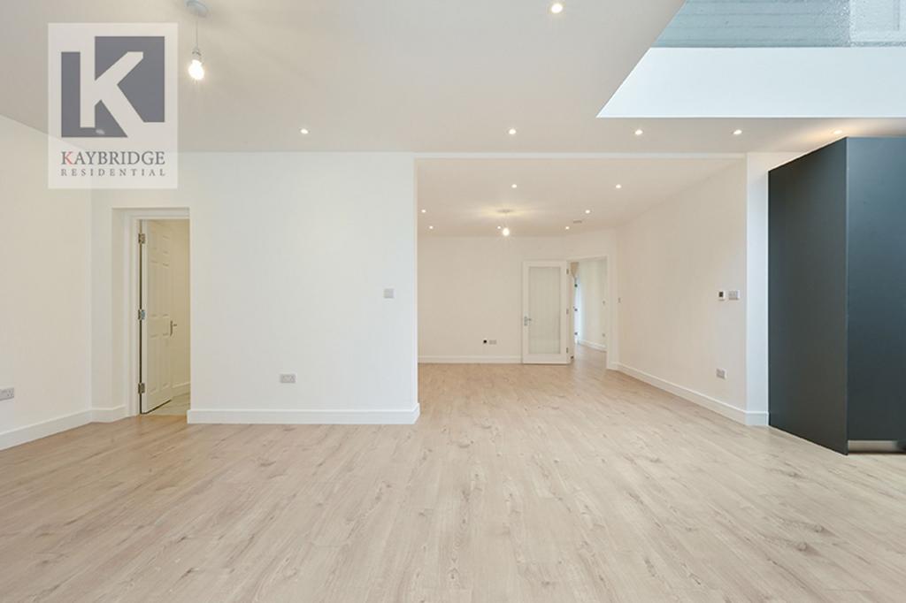 Donnington Road, Worcester Park - KT4 8 EN