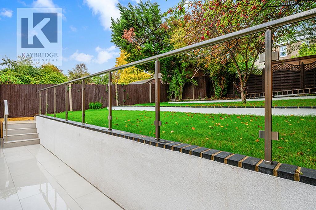 Donnington Road, Worcester Park - KT4 8 EN