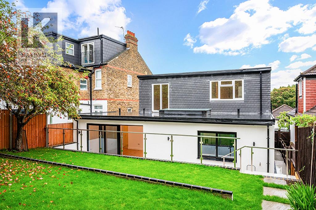 Donnington Road, Worcester Park - KT4 8 EN