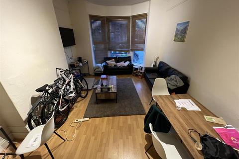 2 bedroom apartment to rent, Kelso Road, Hyde Park, Leeds, LS2 9PR