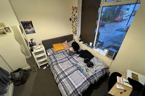 2 bedroom apartment to rent, Kelso Road, Hyde Park, Leeds, LS2 9PR