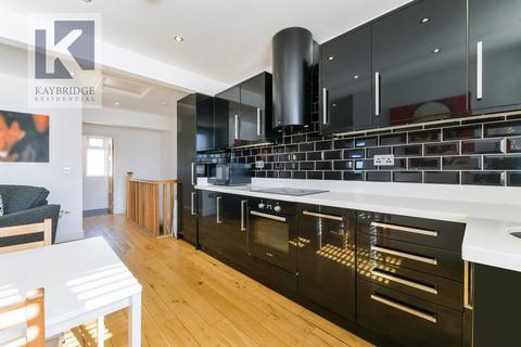 2 bedroom flat to rent, Stoneleigh Broadway, Epsom, KT17