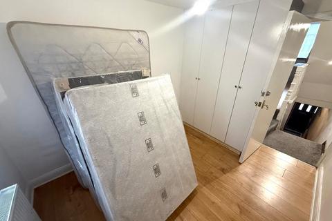 5 bedroom terraced house to rent, Gordon Road, Southall