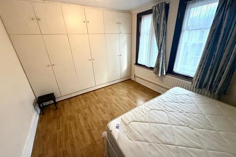 5 bedroom terraced house to rent, Gordon Road, Southall