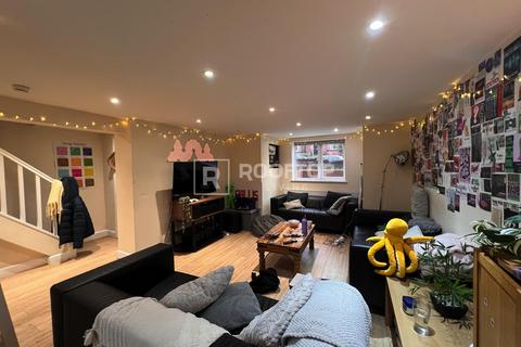 8 bedroom house to rent, Brudenell Avenue, Leeds LS6