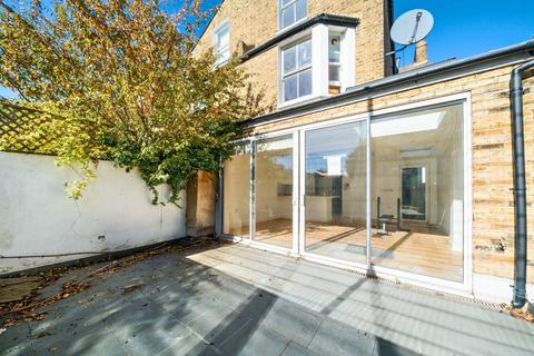 2 bedroom flat for sale, Marmion Road, London, SW11