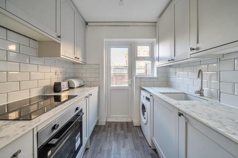 2 bedroom flat for sale, Morena Street, London, SE6