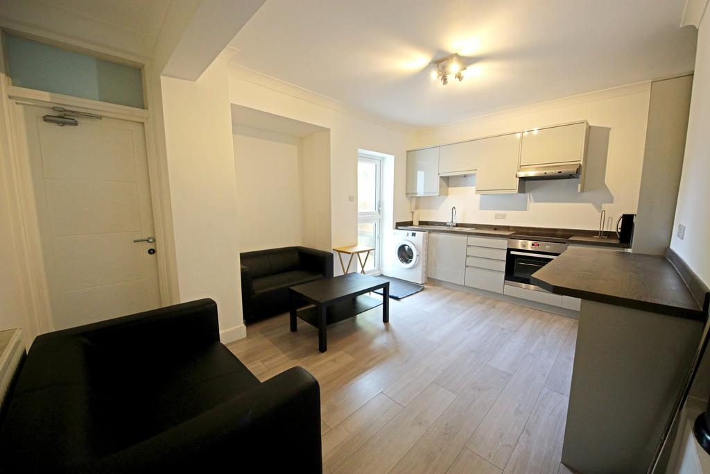 Kitchen / Lounge