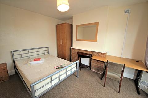 5 bedroom house to rent, Withermoor Road , Winton,