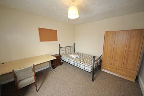 5 bedroom house to rent, Withermoor Road , Winton,
