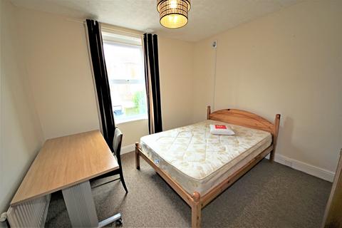 5 bedroom house to rent, Withermoor Road , Winton,