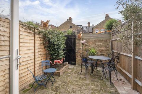 2 bedroom ground floor flat for sale, Valetta Road W3