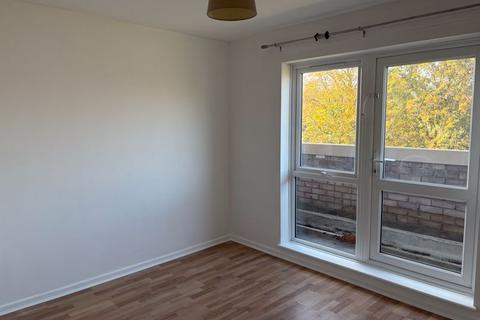 3 bedroom maisonette for sale, Brackley Close, Wallington