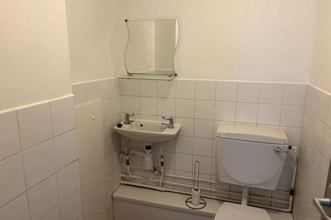 3 bedroom maisonette for sale, Brackley Close, Wallington