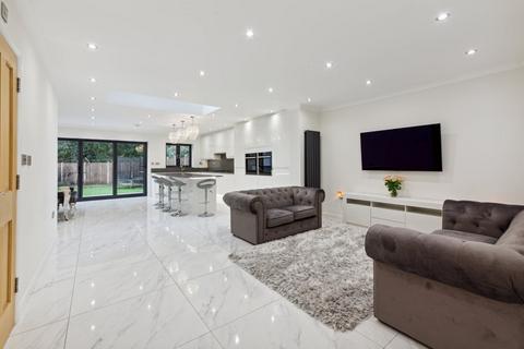 15 Frogmore Gardens, Hayes, UB4 8AN