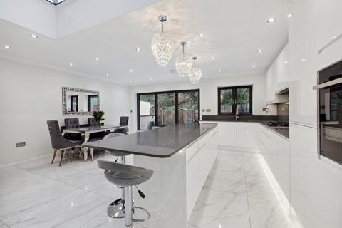 15 Frogmore Gardens, Hayes, UB4 8AN