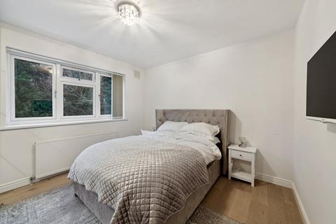 15 Frogmore Gardens, Hayes, UB4 8AN
