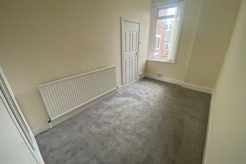 2 bedroom flat to rent, Fern Dene Road, Gateshead