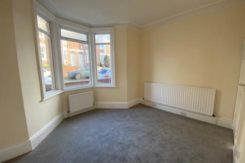 2 bedroom flat to rent, Fern Dene Road, Gateshead
