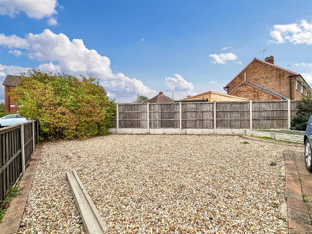 Gravelled Side Garden/ Driveway Space 866