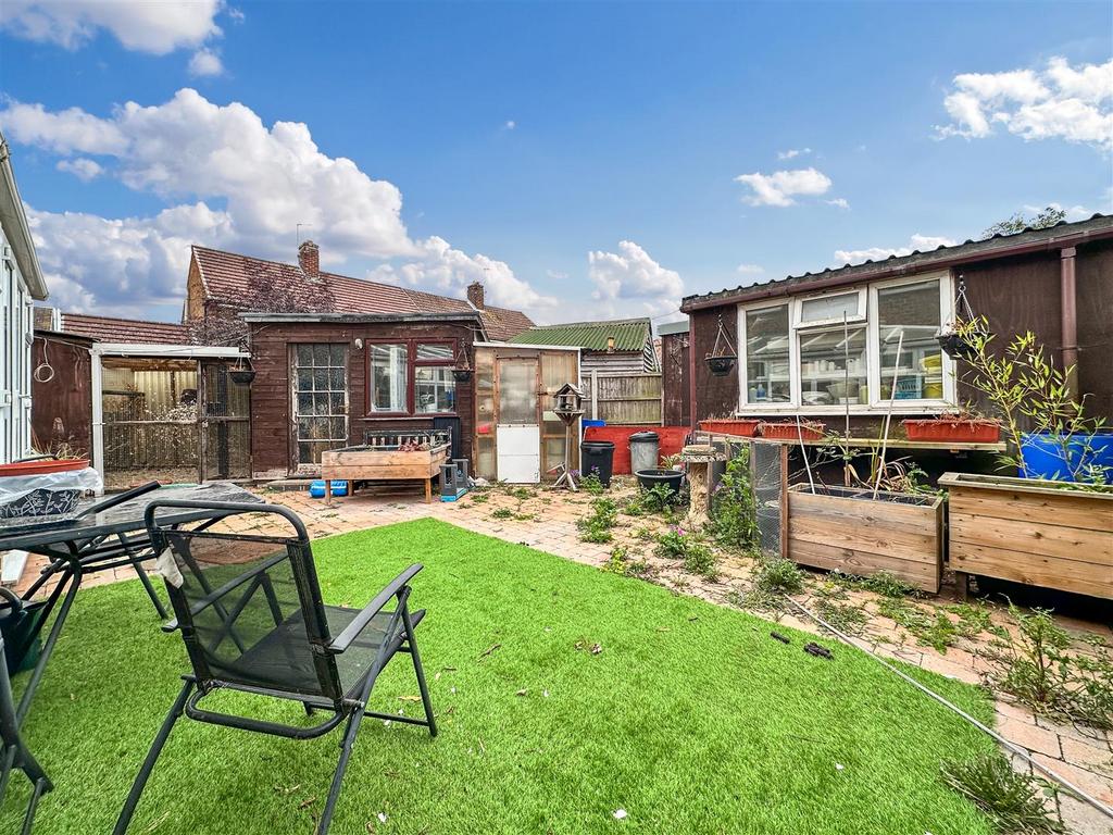 Enclosed Rear Garden 850