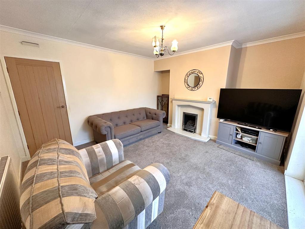 Generous Living Room 816