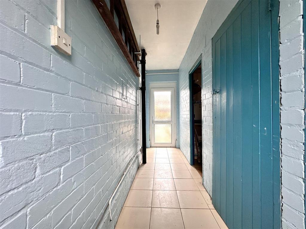 Side Passageway 830