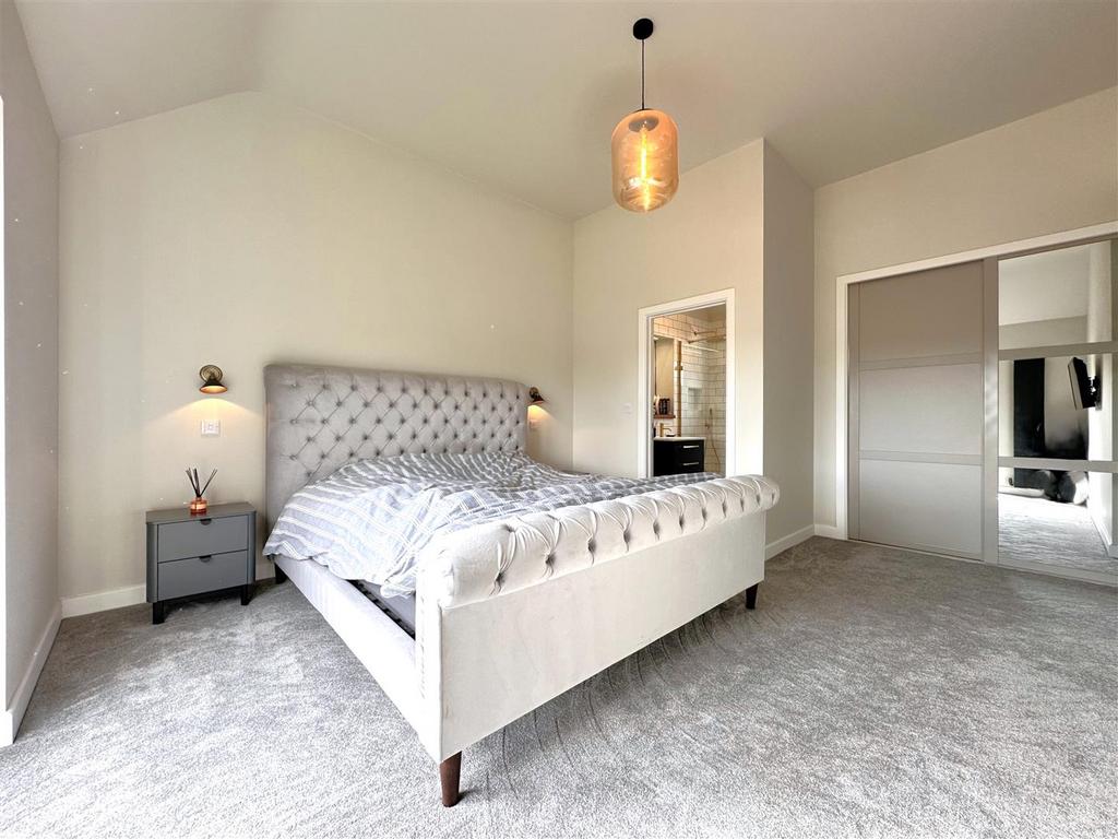 Principle Bedroom Into En-Suite 146