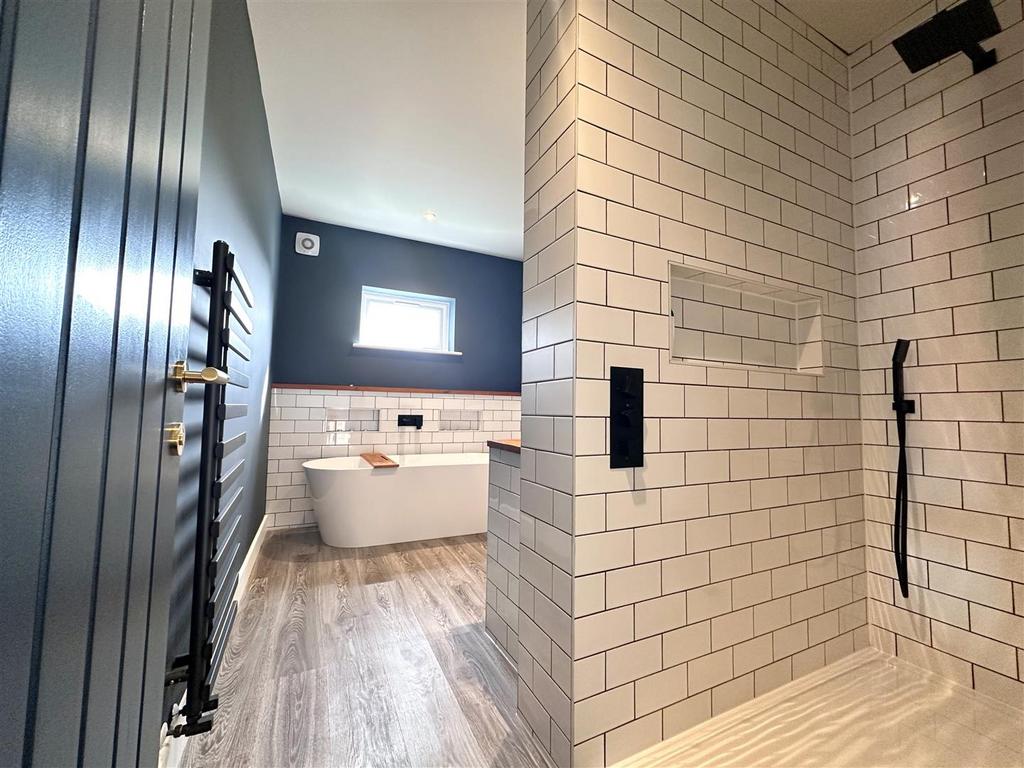 Luxurious Four-Piece Bathroom 123