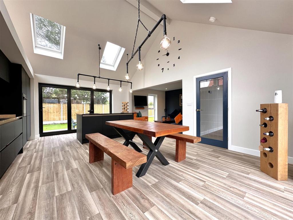 Spacious Family Kitchen 236