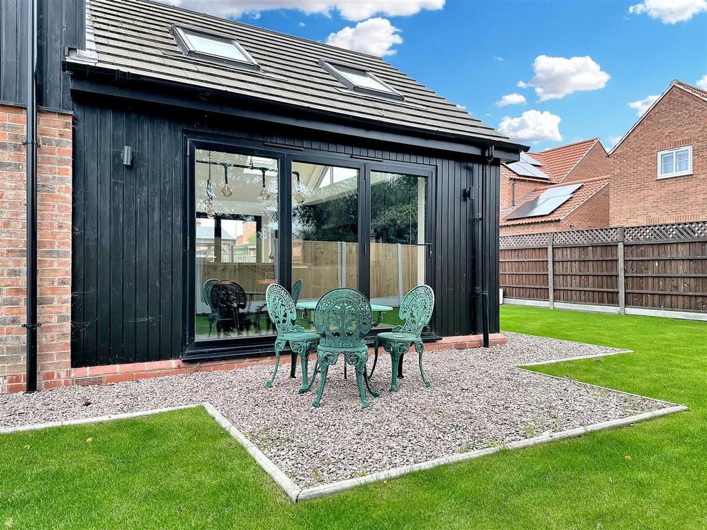BI-FOLD DOORS & Seating Area 280